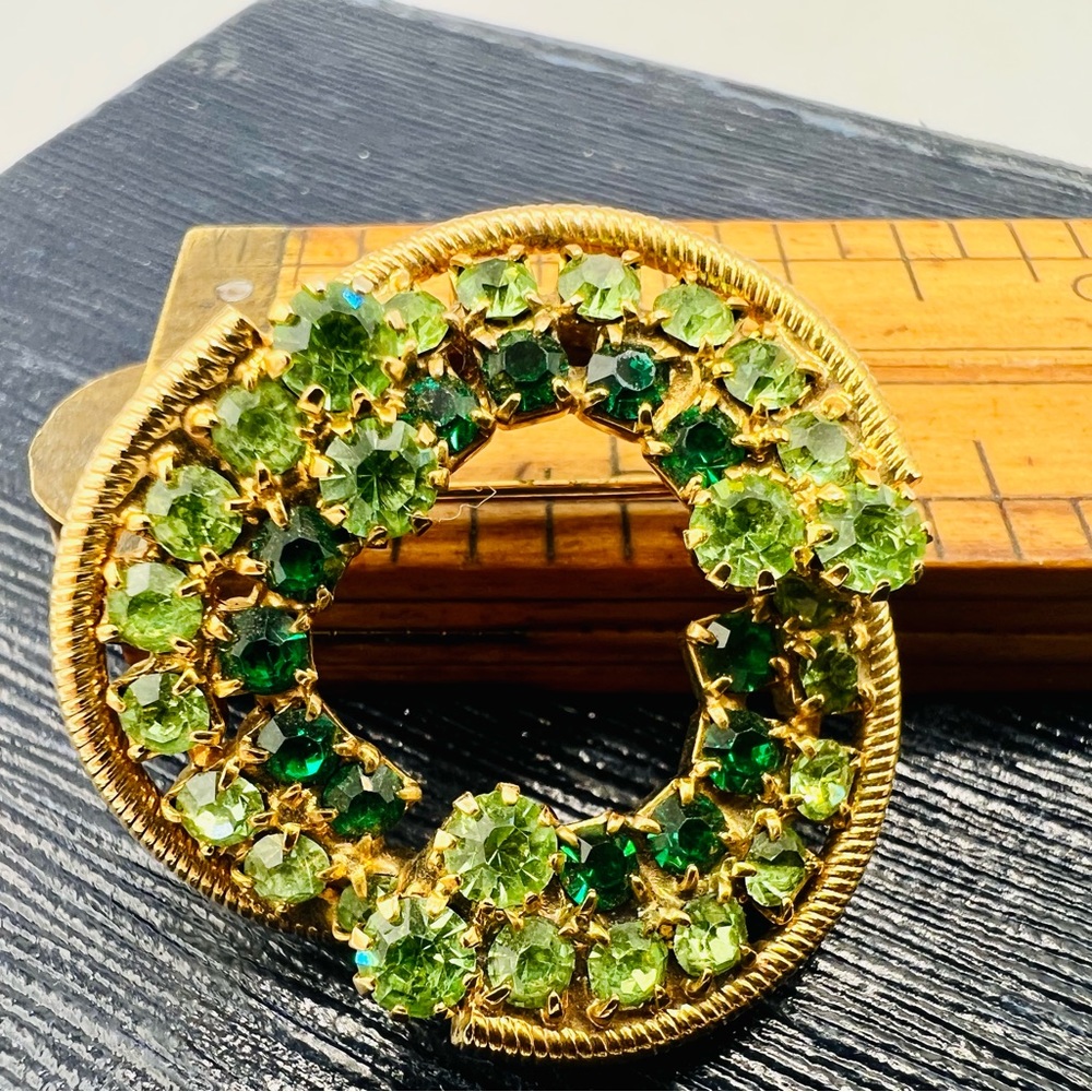 Vintage gold & green rhinestone wreath brooch pin
